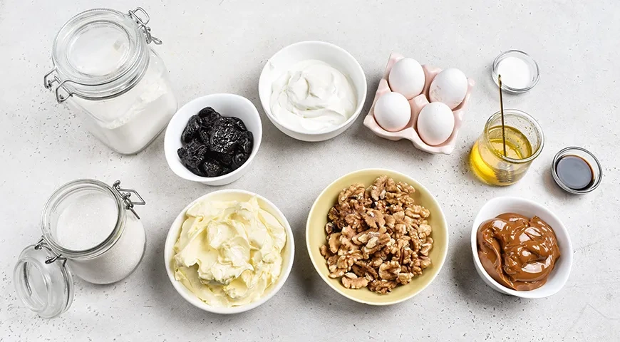 Медовик с черносливом и грецкими орехами: шаг 1