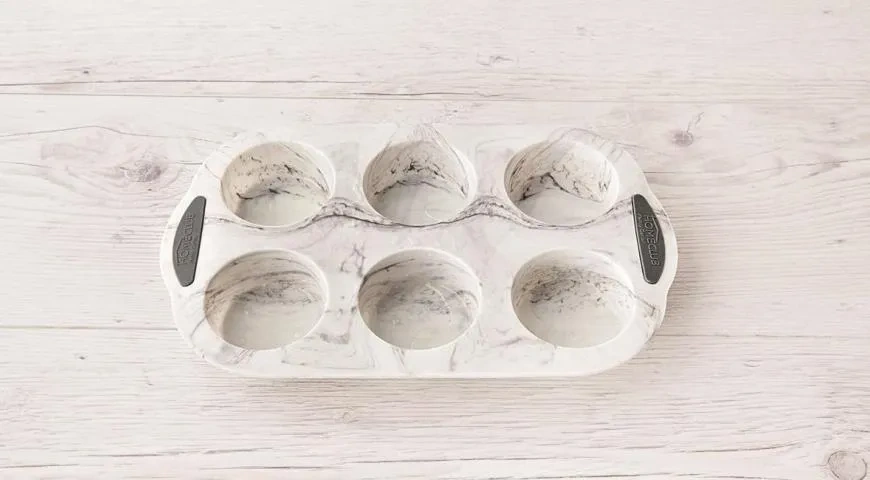 Миндальные кексы с малиной: шаг 1