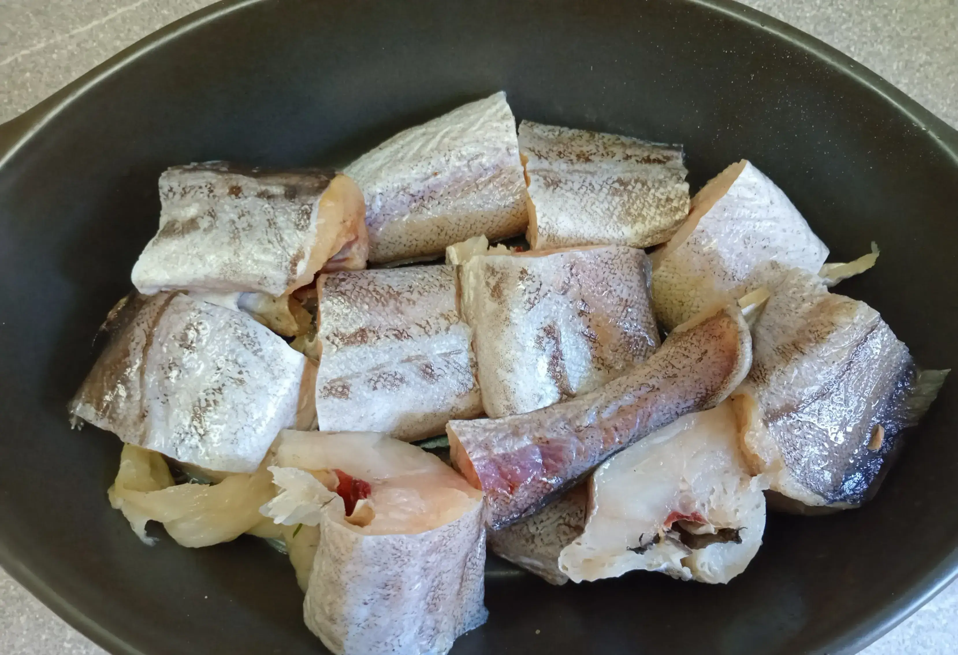 Минтай запечённый с луком, морковью и сыром: шаг 1