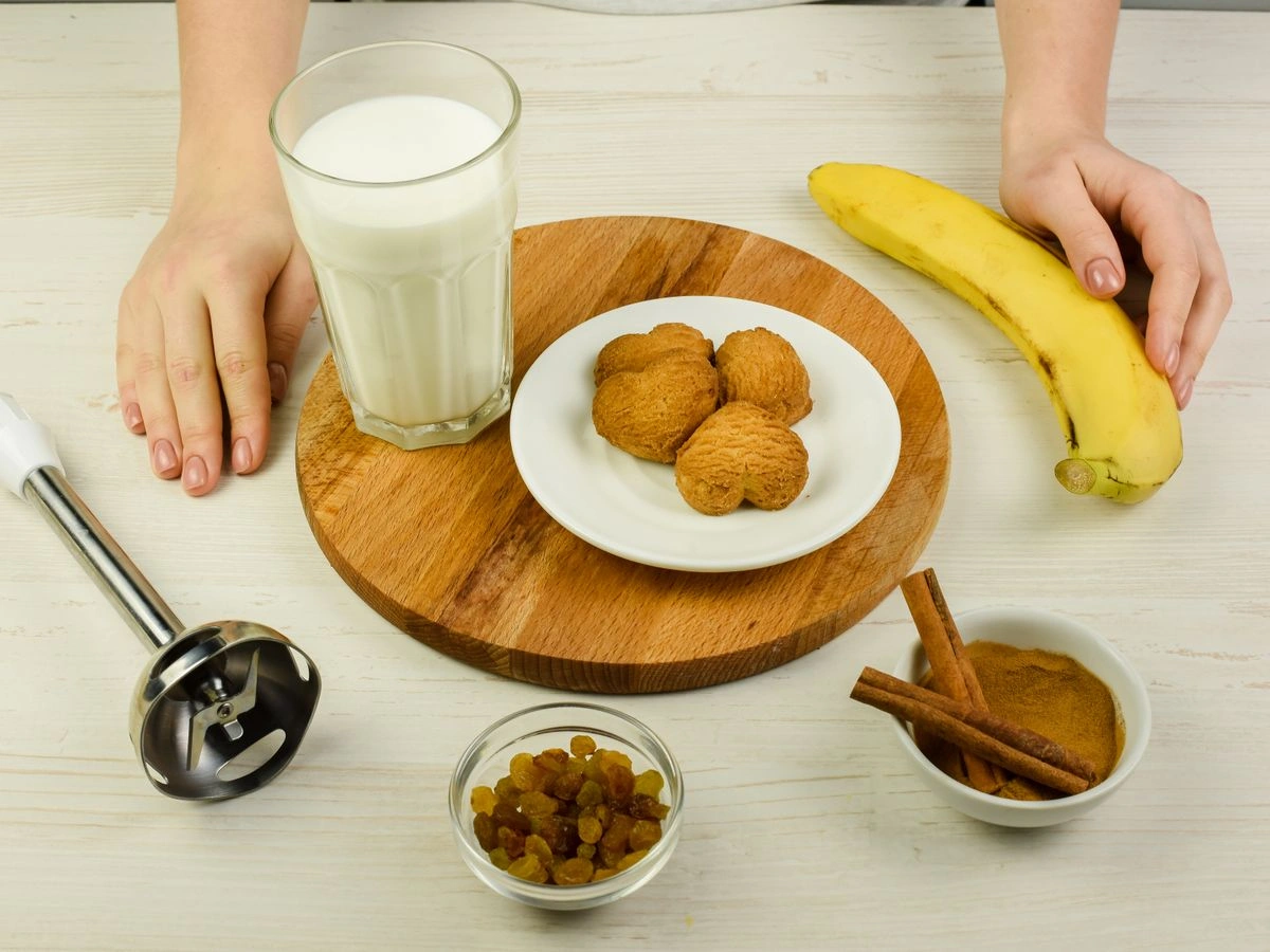 Шаг 1: Молочный коктейль банан-изюм