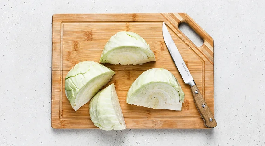 Молодая капуста, обжаренная в яйце: шаг 1