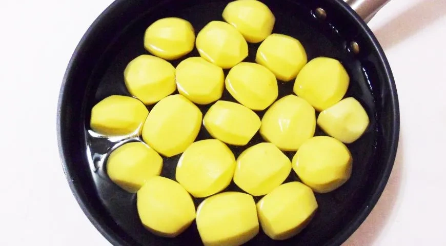 Молодая картошка в сметане с укропом на сковороде: шаг 1