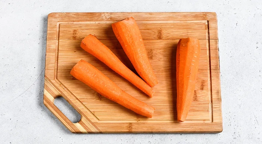 Морковь по-корейски с соевым соусом и кунжутом: шаг 1