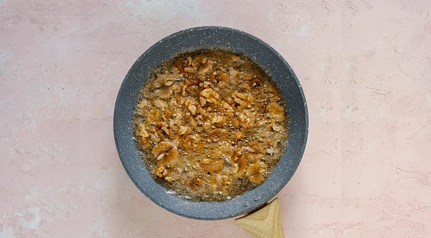 Мороженое с карамелью и орехами: шаг 1