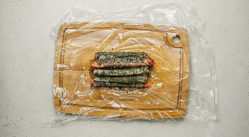 Мраморный рулет из рыбы со спаржей, цитрусовым жу и кремом из сельдерея: шаг 1