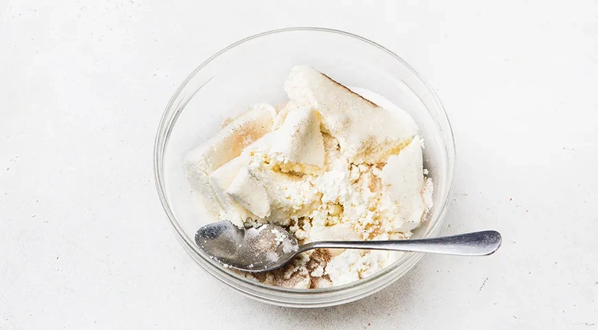 Насыпной пирог с яблоками и творожной начинкой: шаг 1