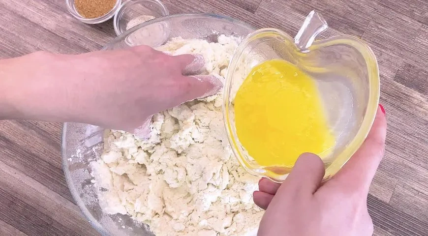 Необычные пирожки с черемшой и яйцом в духовке: шаг 1