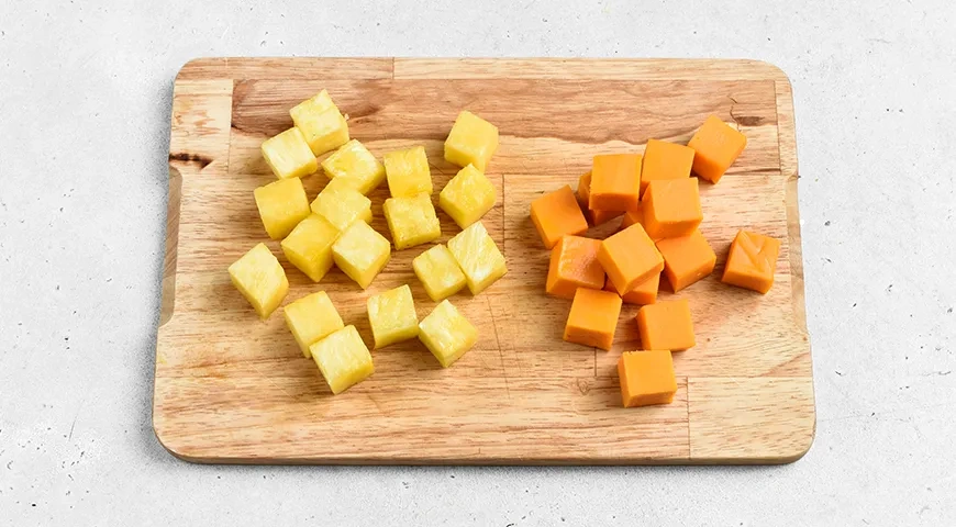 Новогоднее канапе с ананасом на шпажках: шаг 1