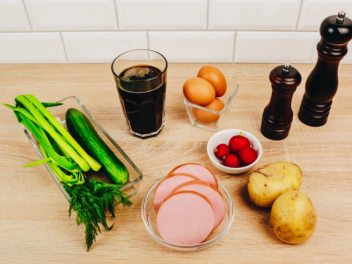 Шаг 1: Окрошка с колбасой и редисом