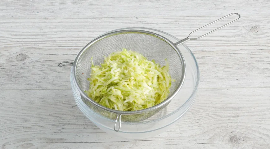 Оладьи из кабачков без яиц: шаг 1