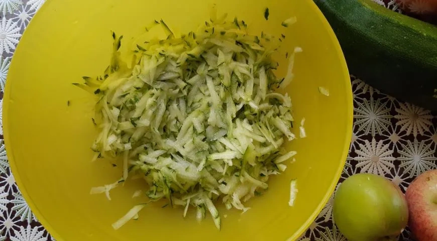 Оладьи из кабачков и яблок: шаг 1