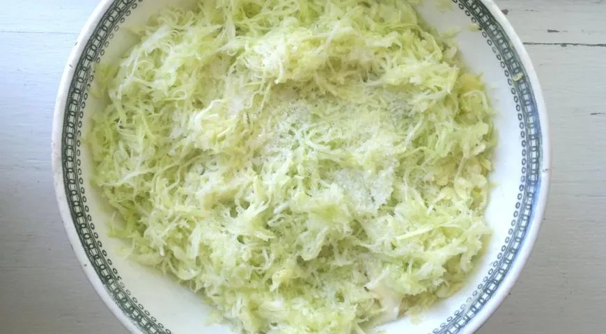 Оладьи из кабачков с соусом из сметаны: шаг 1