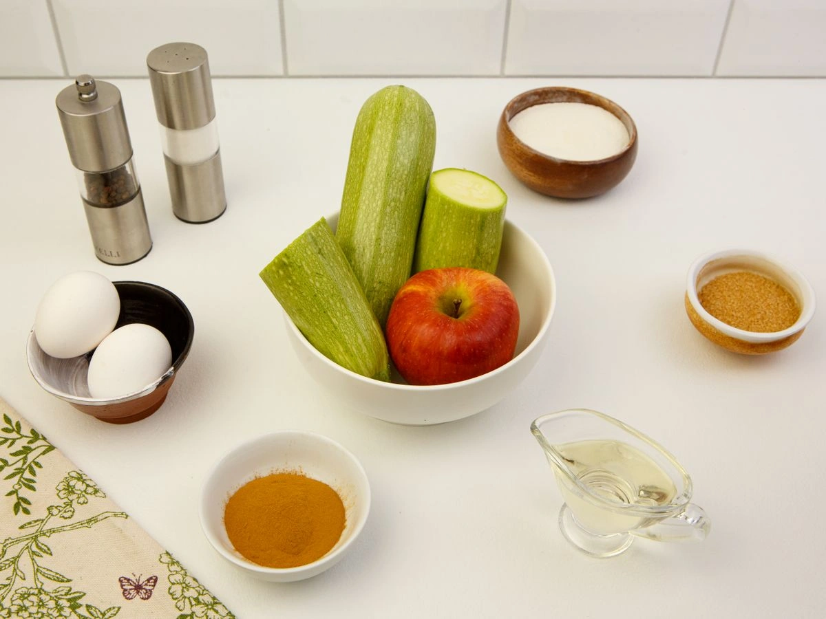 Шаг 1: Оладьи из яблок и кабачка