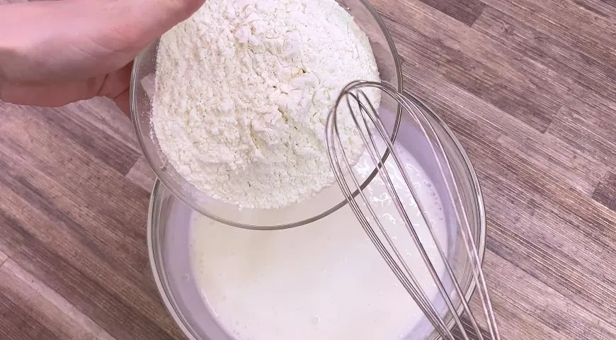 Простые оладьи на кефире: шаг 1