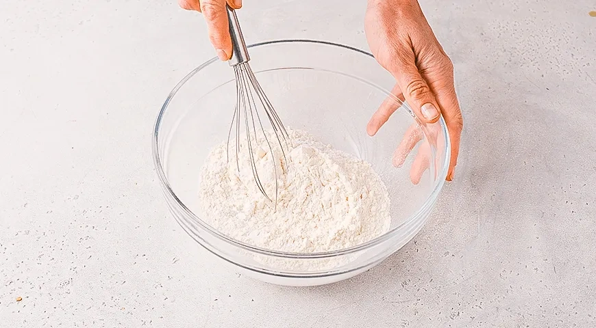 Оладьи на минеральной воде с грушей: шаг 1