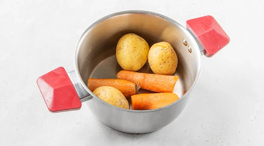 Оливье с крабовыми палочками: шаг 1