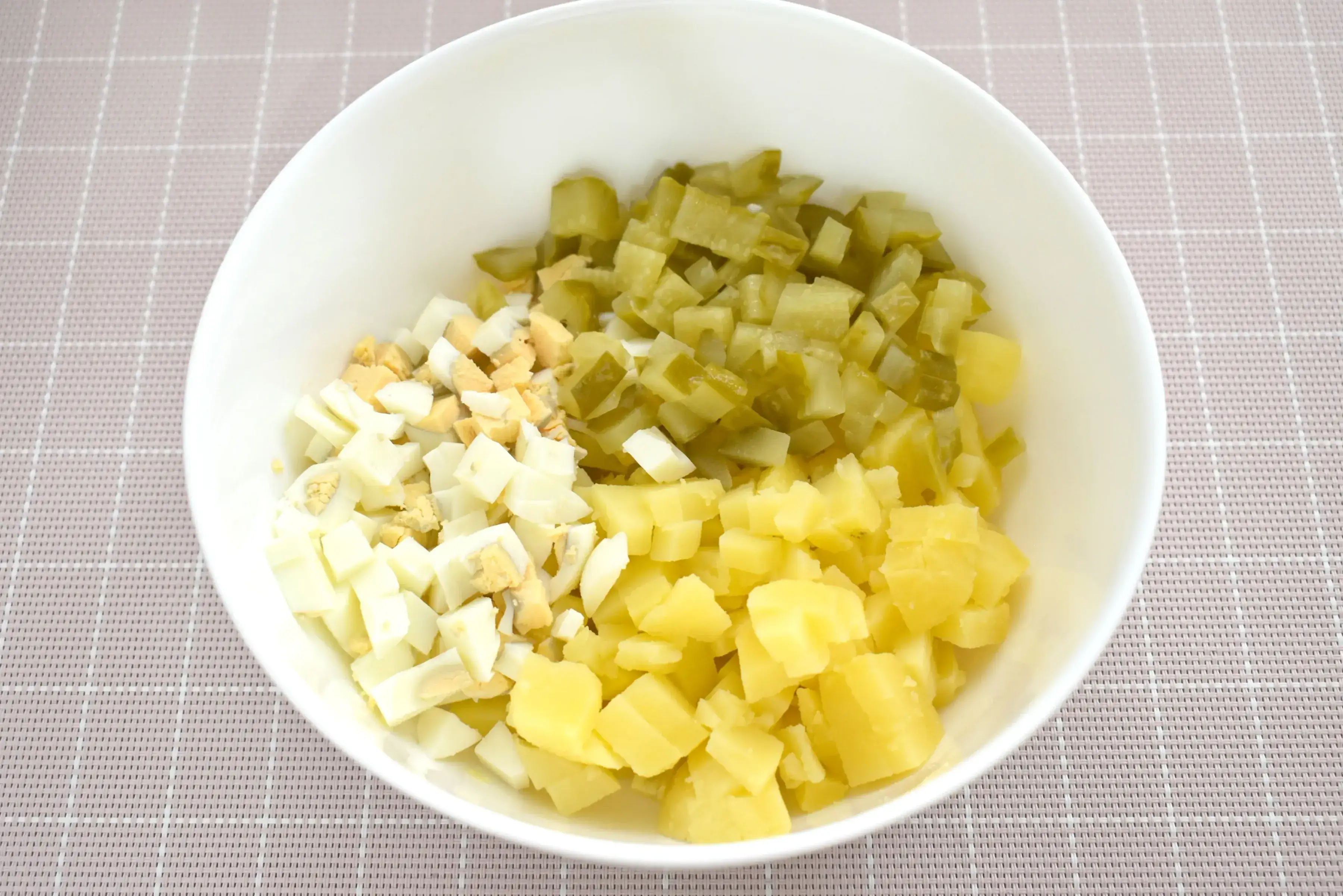 Оливье с ветчиной без моркови: шаг 1