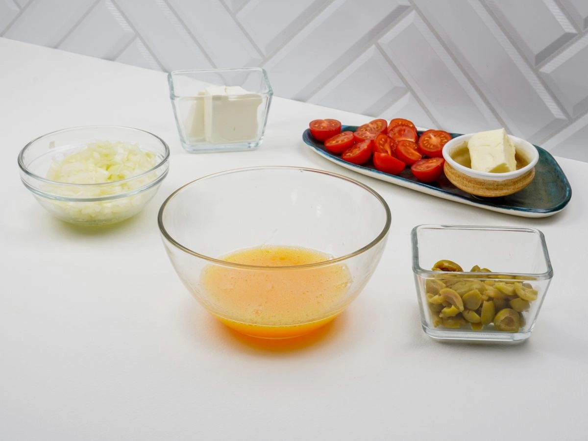 Шаг 1: Омлет по-гречески