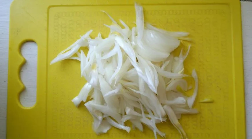 Омлет с помидорами и луком: шаг 1