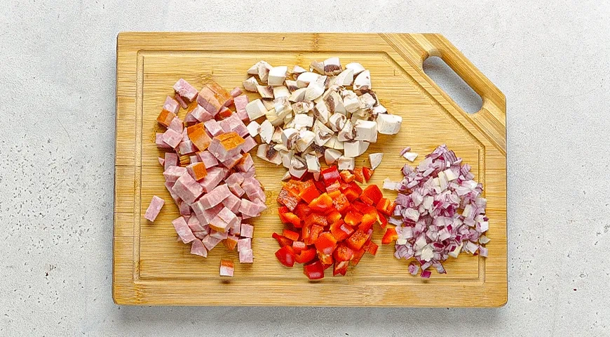 Омлет с ветчиной, грибами и сыром в духовке: шаг 1
