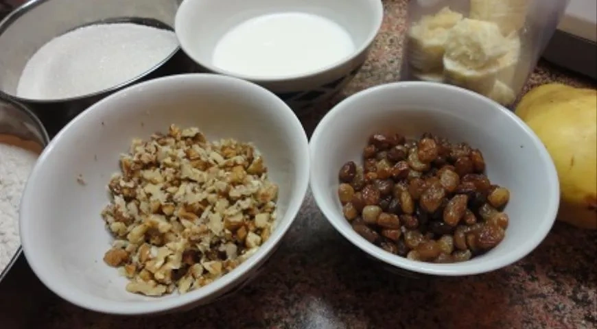 Осенний кекс с грушей, бананом и изюмом: шаг 1