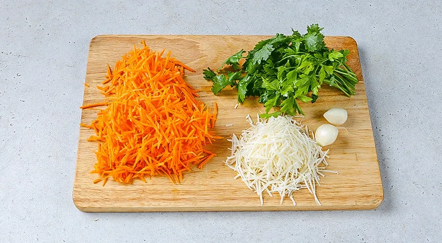 Острый морковный салат с сыром и майонезом: шаг 1