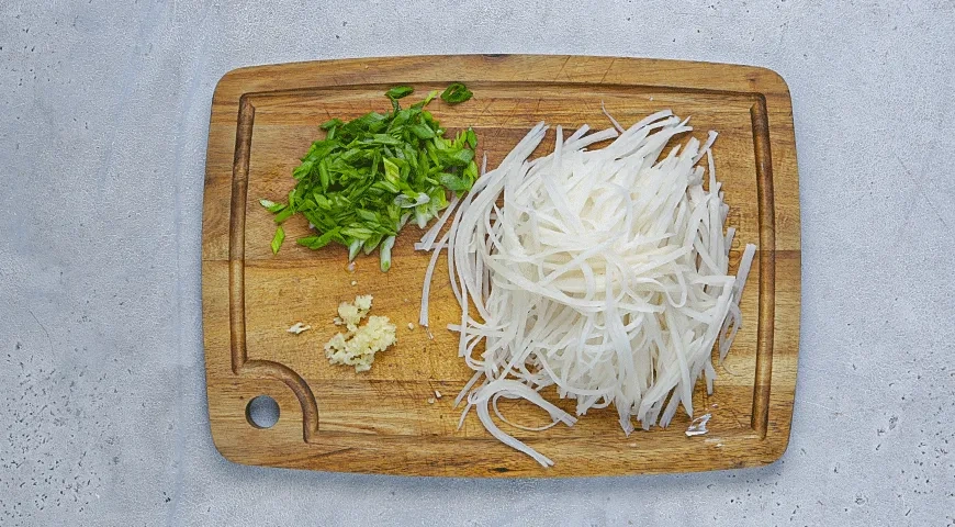 Острый салат из дайкона: шаг 1