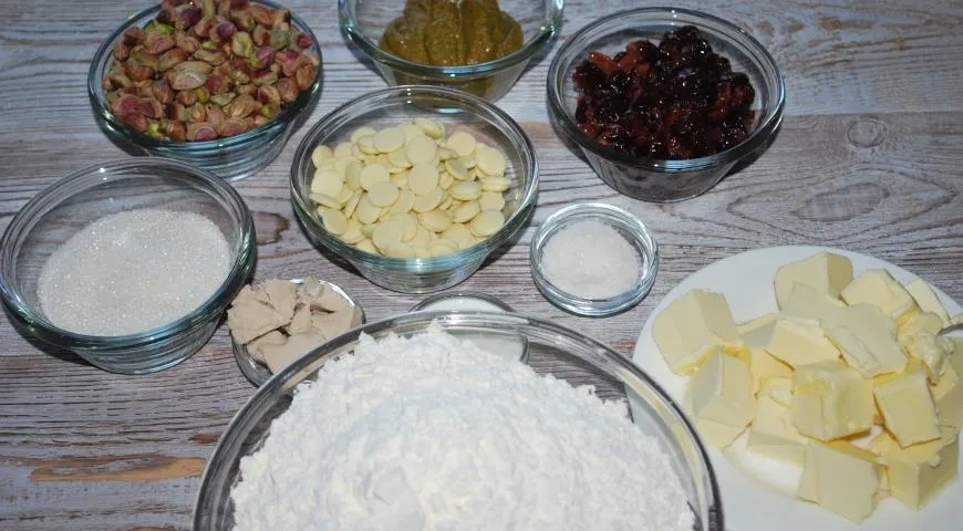 Пасхальная выпечка с вяленой вишней, шоколадом и фисташками: шаг 1