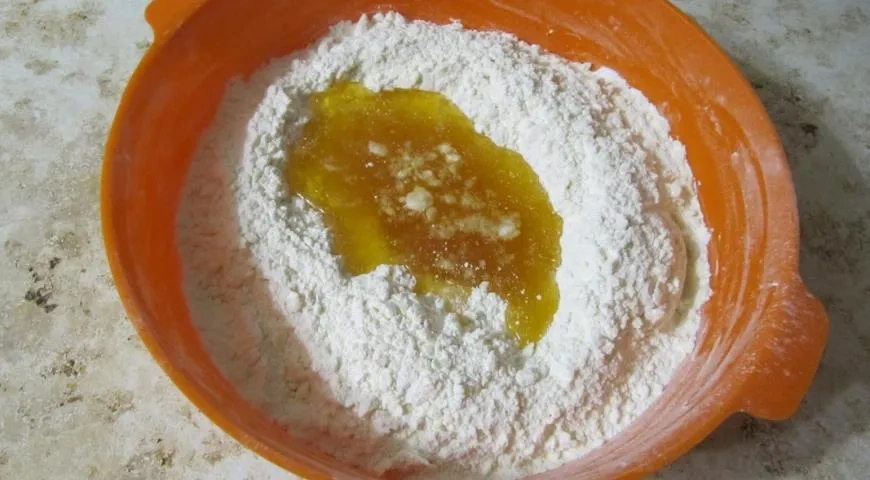 Пасхальные медовые пряники: шаг 1