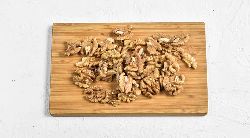 Паста из грецких орехов с медом: шаг 1