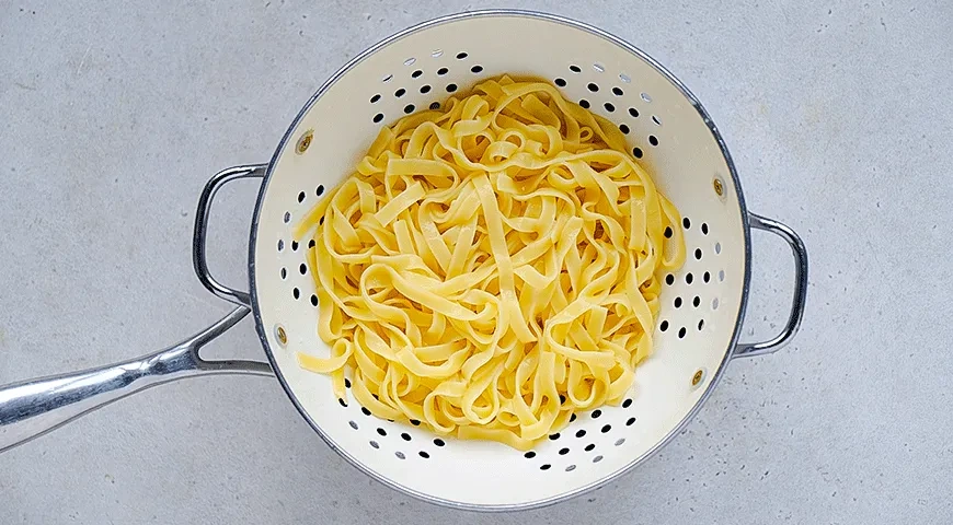 Паста с колбасками и грибами в сливочном соусе: шаг 1