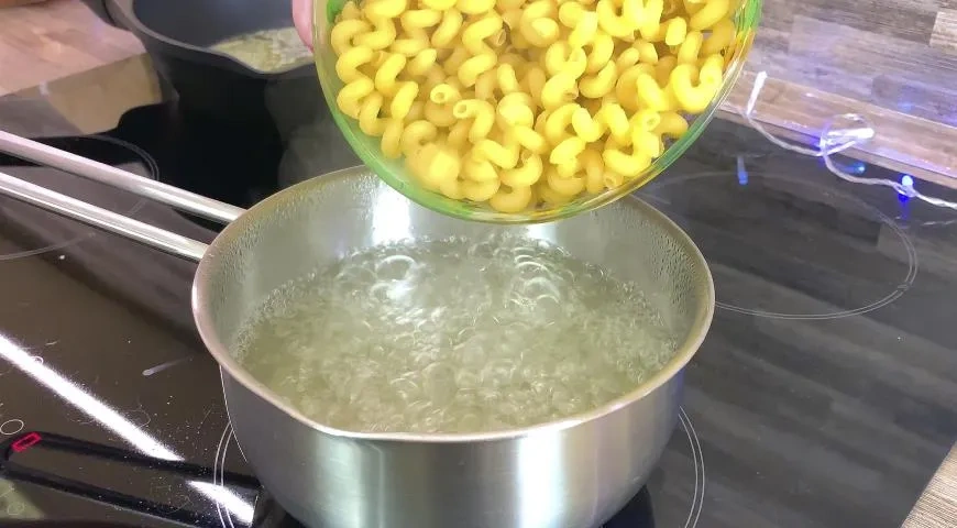 Паста с лососем: шаг 1