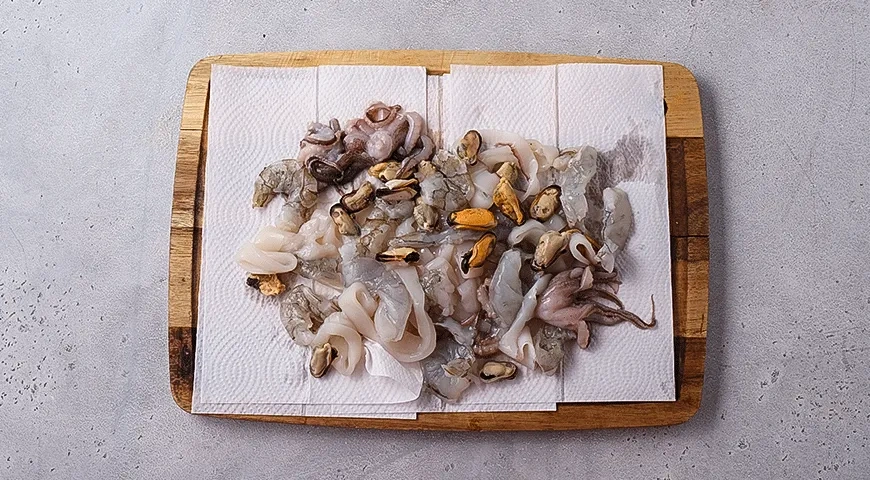 Паста с морепродуктами, шпинатом и вялеными томатами: шаг 1