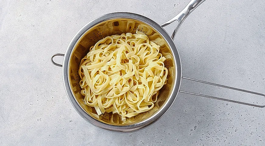 Паста с овощами и чипсами из салями: шаг 1