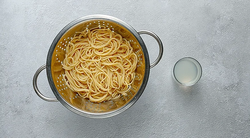 Паста с томатами и тунцом: шаг 1