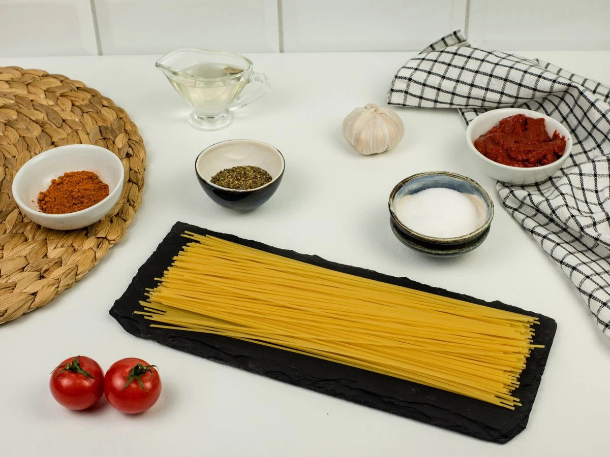 Шаг 1: Паста в томатно-чесночном соусе