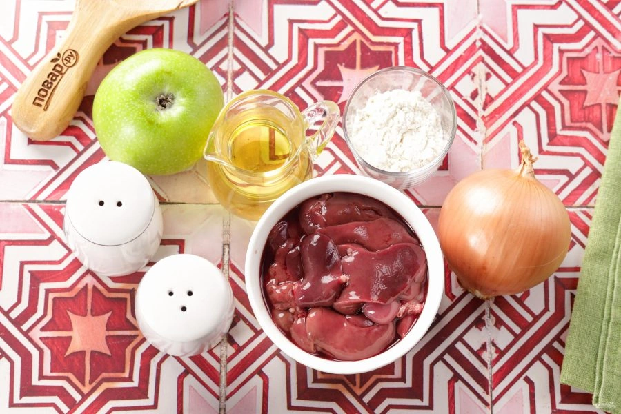 Шаг 1: Печень с луком и яблоками