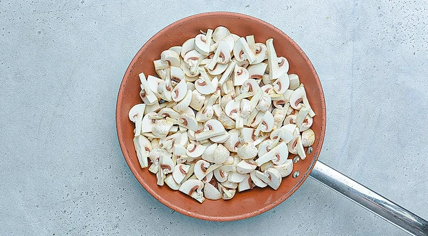 Пельмени с грибным соусом: шаг 1