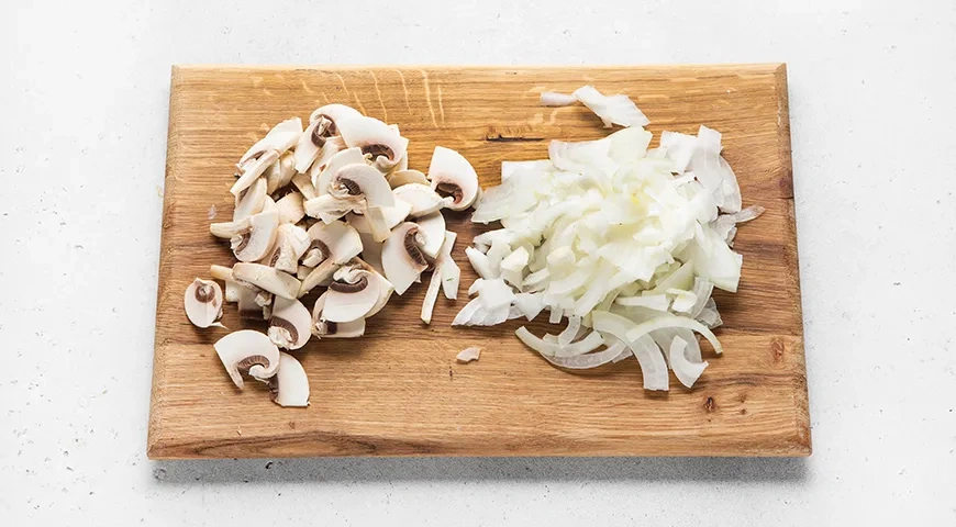 Пельмени со сметаной в горшочке: шаг 1