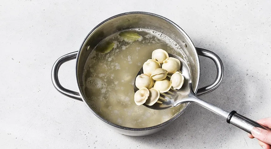 Пельмени в горшочке с сыром: шаг 1