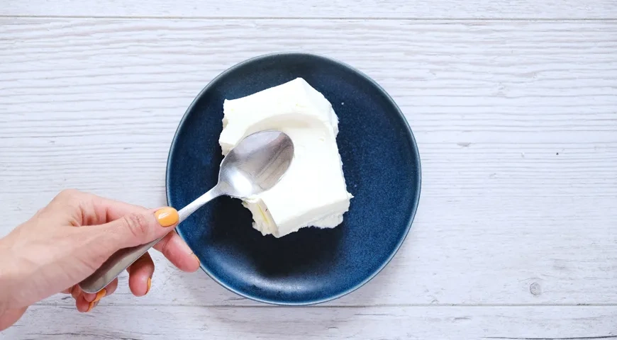 Песочный пирог с черной смородиной: шаг 1