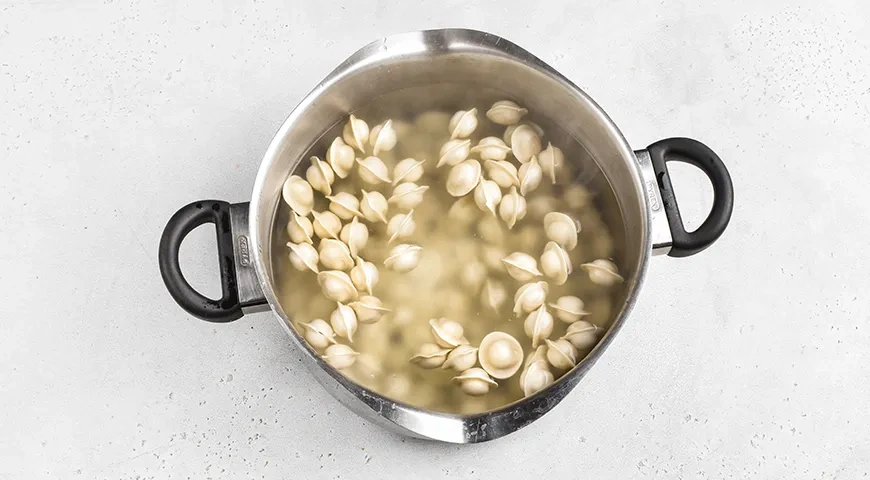 Пицца из пельменей: шаг 1