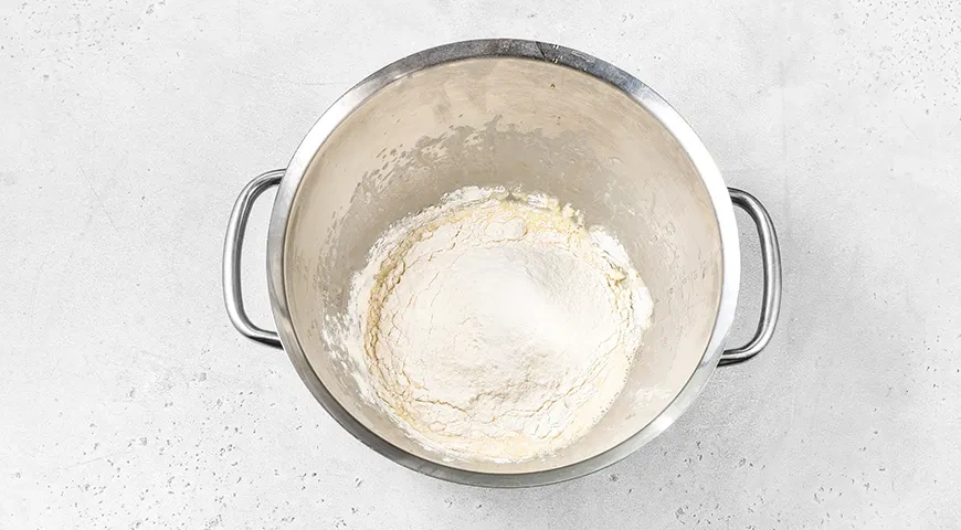 Пицца на сковороде на кефире: шаг 1