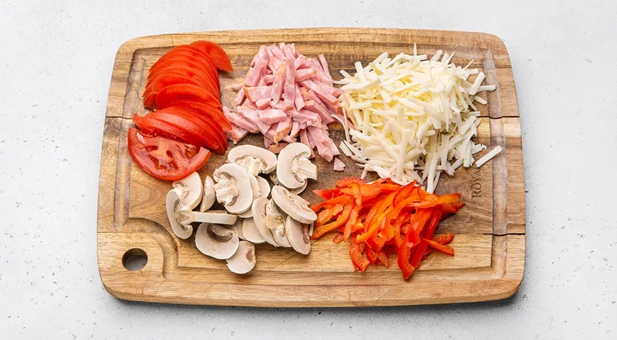 Пицца на сметане на сковороде: шаг 1