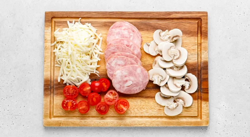 Пицца на тортилье на сковороде: шаг 1