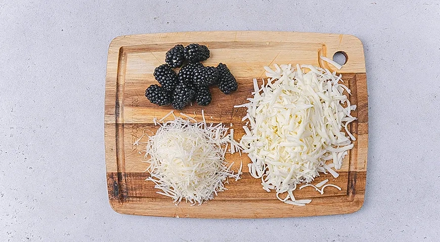 Пицца с ежевикой, моцареллой и рикоттой: шаг 1