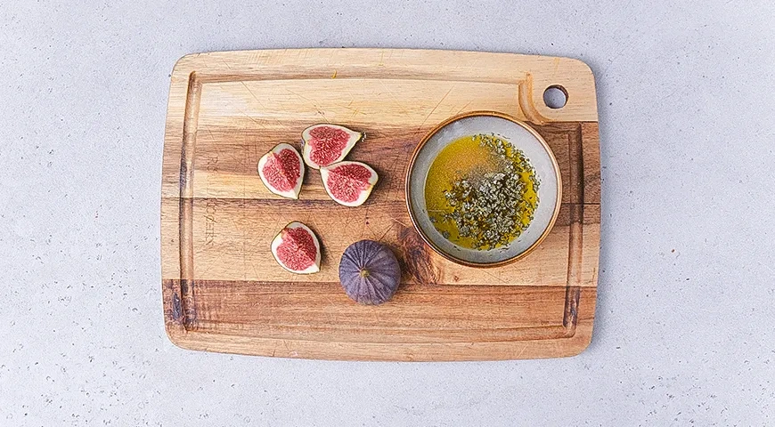 Пицца с инжиром, сыром и ветчиной: шаг 1