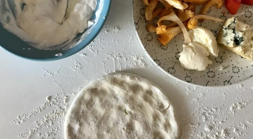 Пицца с лисичками и сыром горгонзола: шаг 1