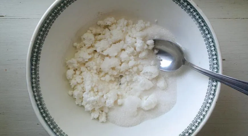 Пирог из творожного теста со сливами и ореховой карамелью: шаг 1