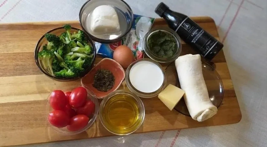 Пирог Капрезе с песто и брокколи: шаг 1